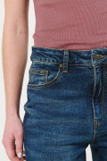 Jean mom azul oscuro con desgastes y súper tiro alto