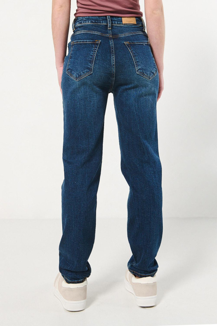 Jean mom azul oscuro con desgastes y súper tiro alto