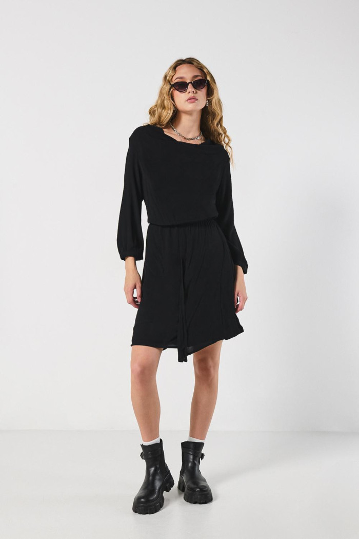 Vestido corto negro con recogido en cintura y manga 3/4