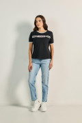 Camiseta unicolor manga corta con diseño racer y contrastes