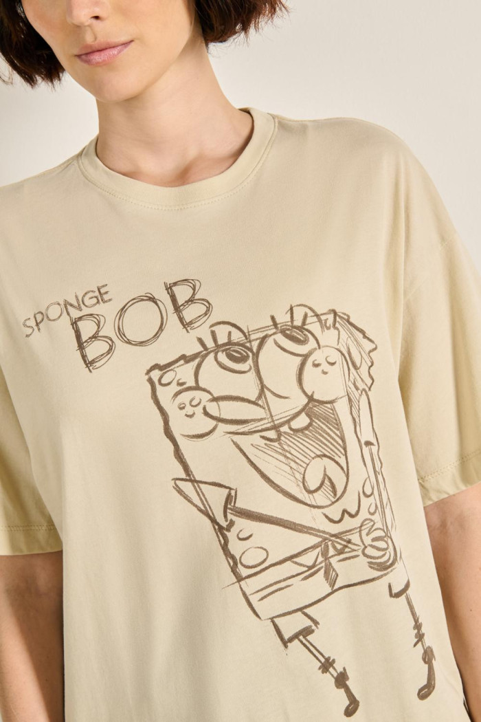Camiseta kaki oversize manga corta con diseño de Bob Esponja