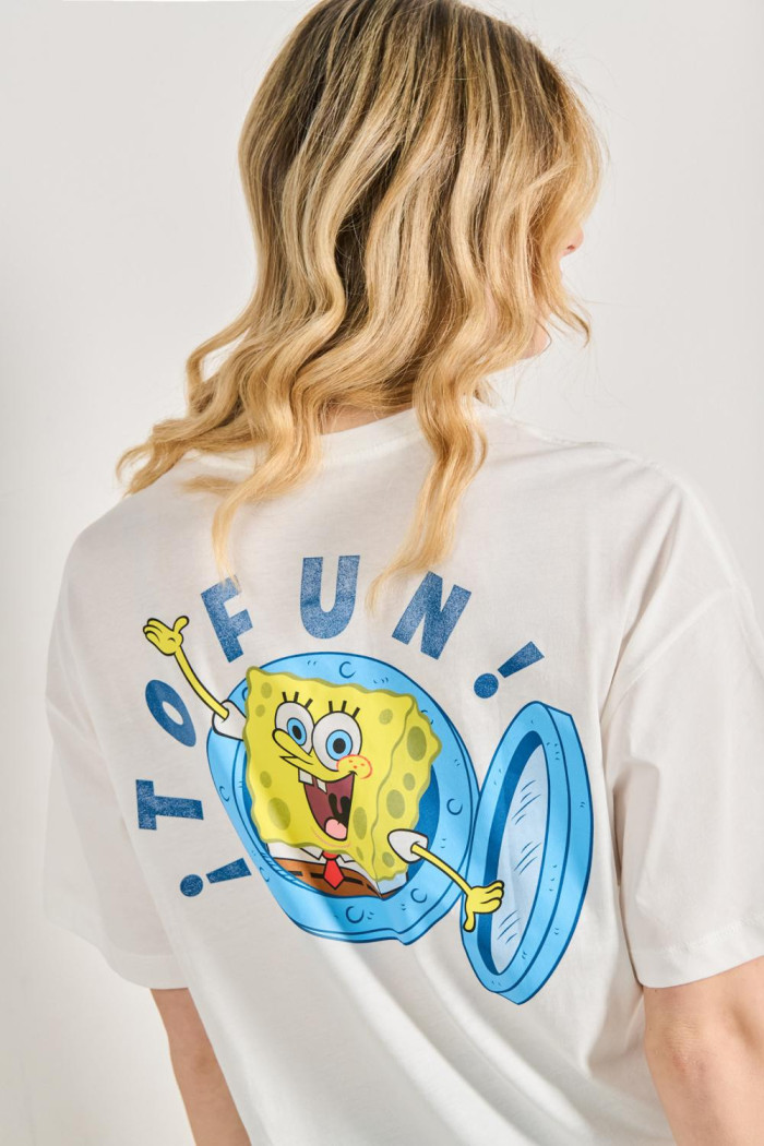 Camiseta crema clara oversize con diseños de Bob Esponja