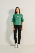 Camiseta oversize crop top verde con diseño college