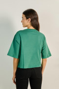 Camiseta oversize crop top verde con diseño college
