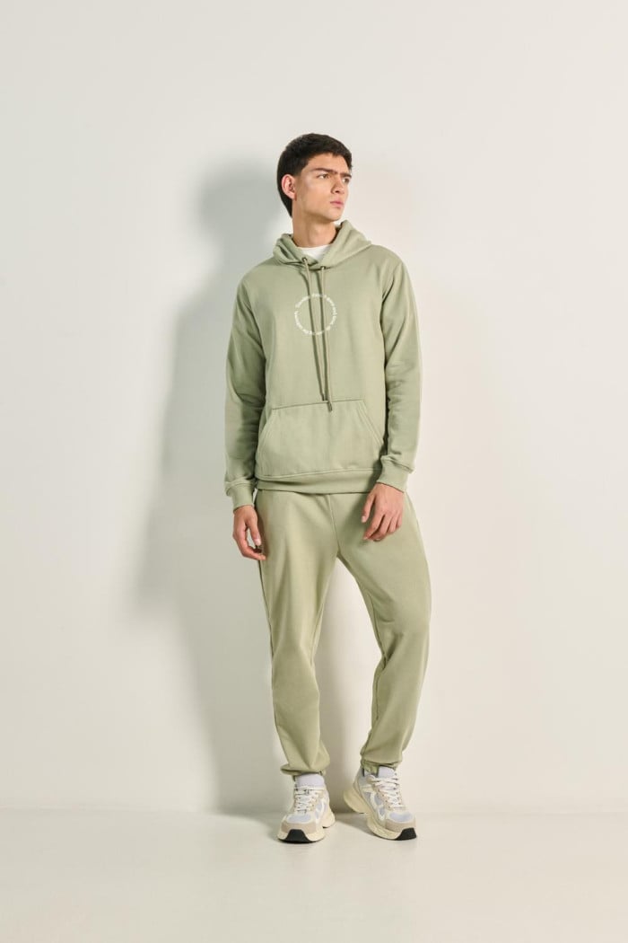 Pantalón jogger unicolor con elástico en bota y bolsillos