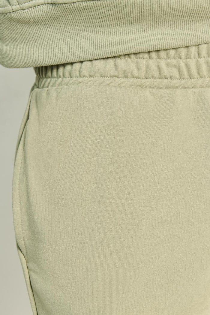 Pantalón jogger unicolor con elástico en bota y bolsillos