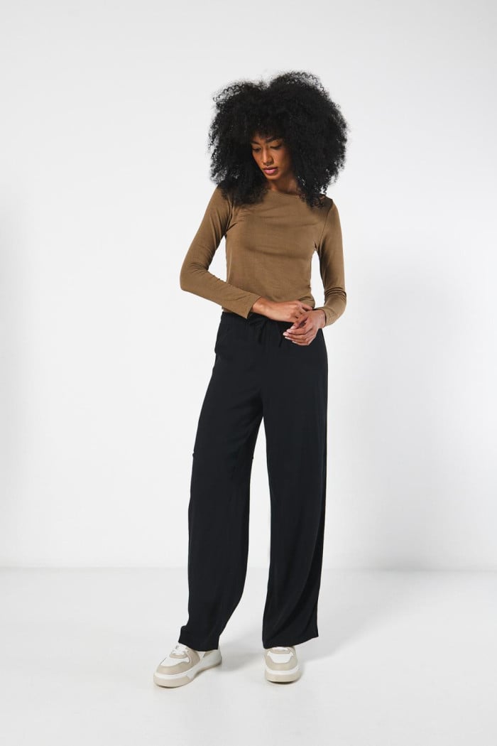 Pantalón palazzo negro tiro alto con bota recta