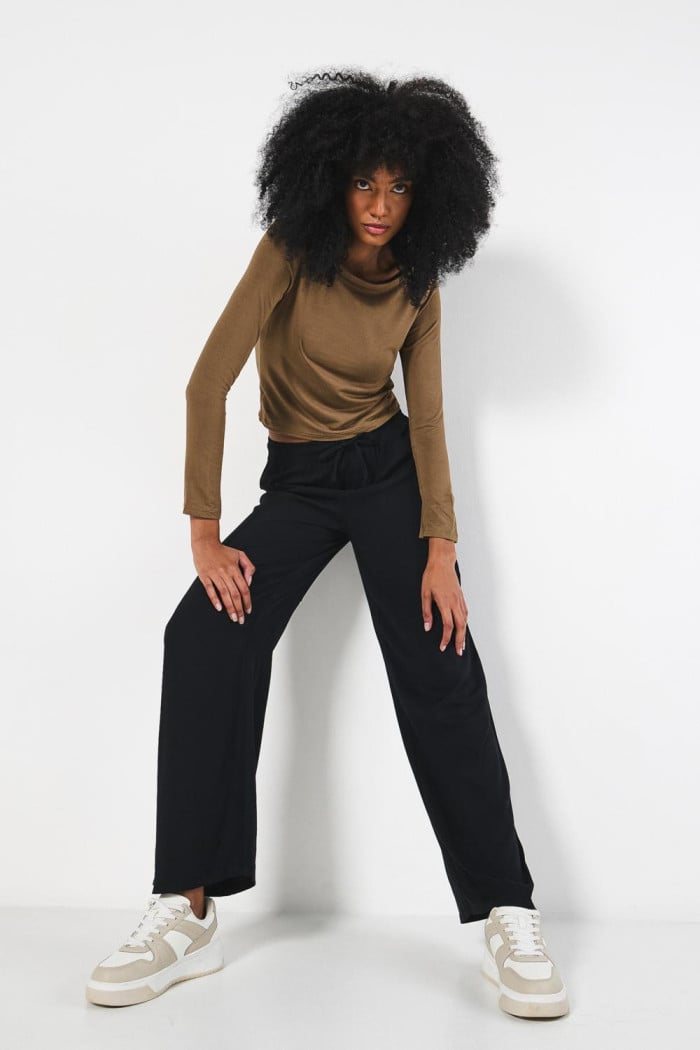 Pantalón palazzo negro tiro alto con bota recta