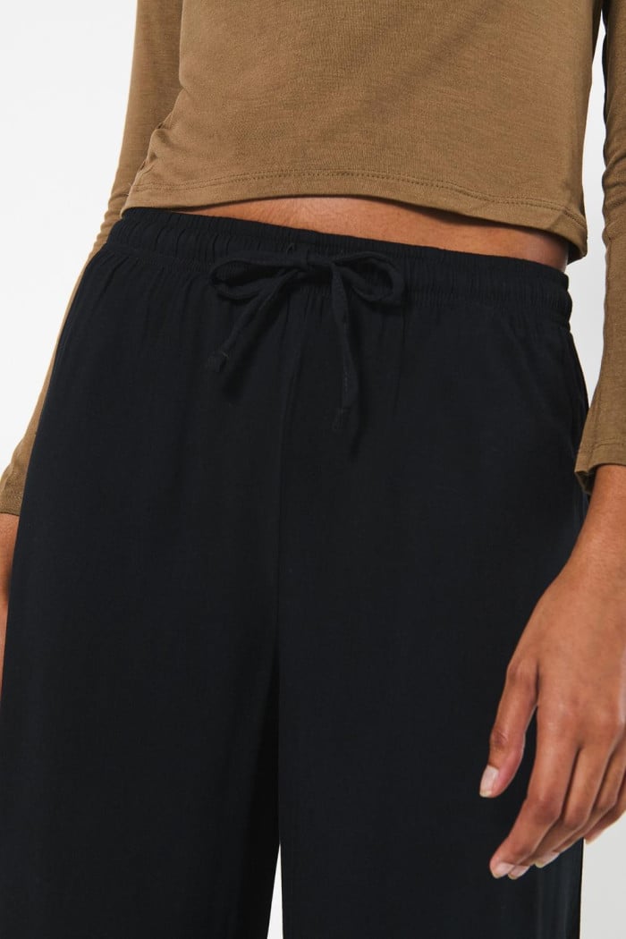Pantalón palazzo negro tiro alto con bota recta