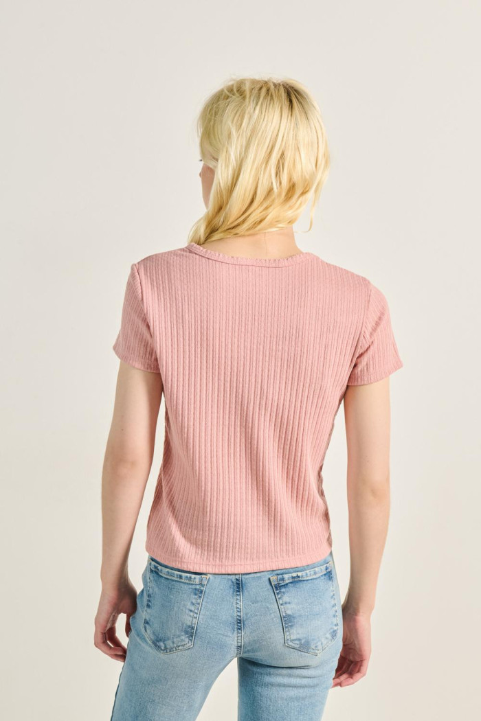 Camiseta rosada clara manga corta con texturas acanaladas
