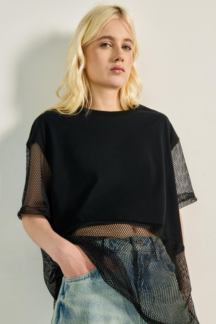 Camiseta en malla negra oversize con manga corta