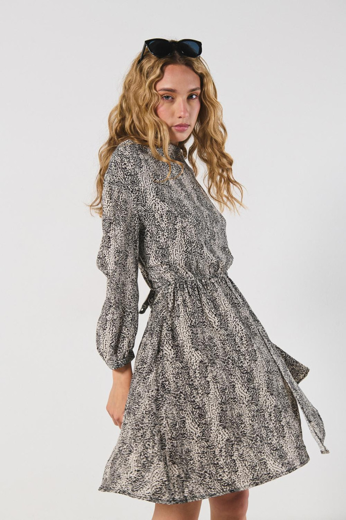 Vestido corto kaki con manga 3/4 y escote drapeado