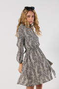 Vestido corto kaki con manga 3/4 y escote drapeado