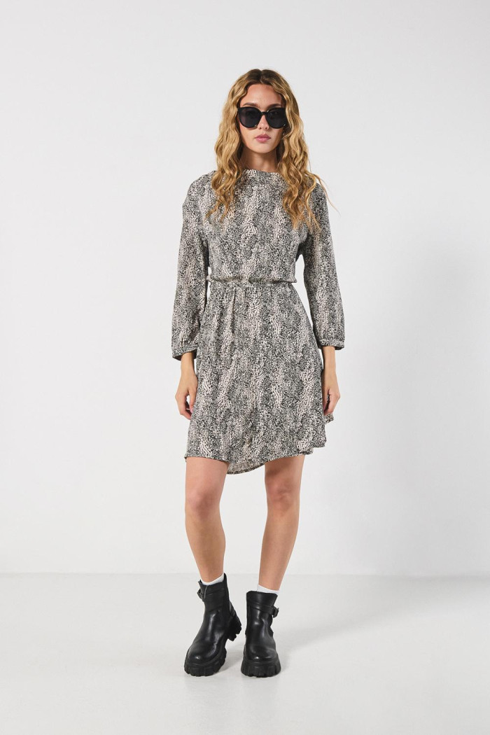Vestido corto kaki con manga 3/4 y escote drapeado