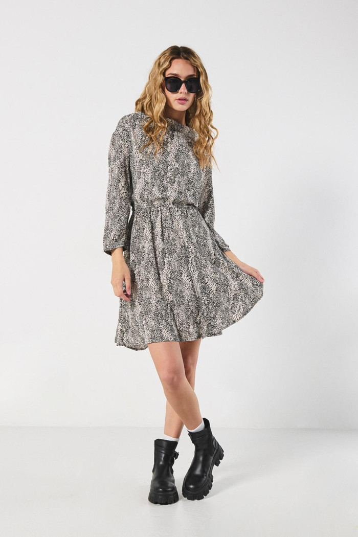 Vestido corto kaki con manga 3/4 y escote drapeado