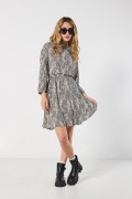 Vestido corto kaki con manga 3/4 y escote drapeado