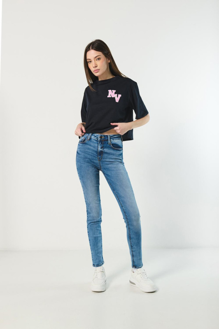 Jean jegging azul con desgastes y tiro súper alto