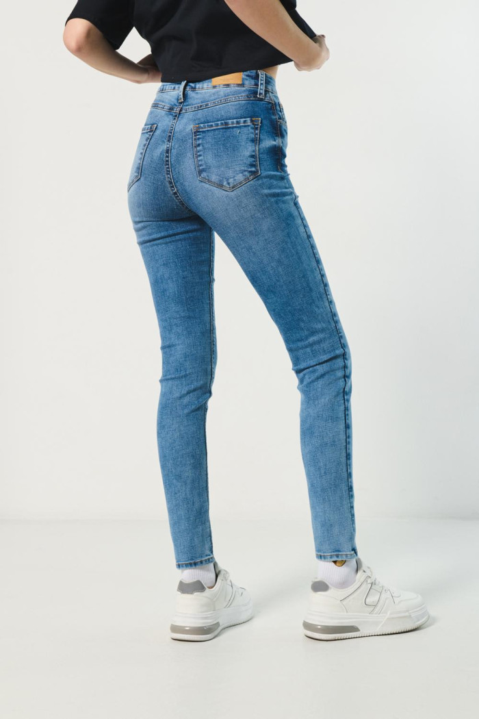 Jean jegging azul con desgastes y tiro súper alto
