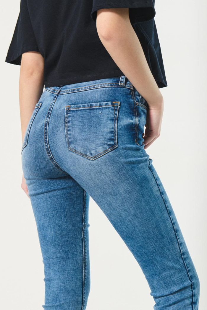 Jean jegging azul con desgastes y tiro súper alto