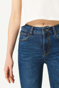 Jean push up tiro alto azul oscuro con pretina sencilla