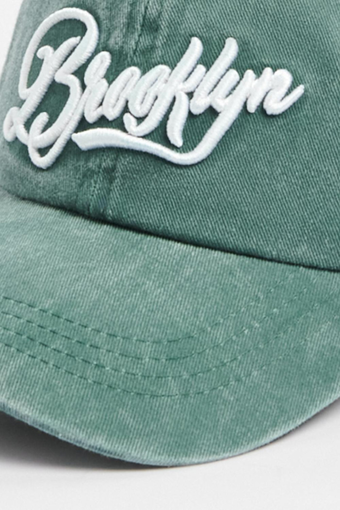 Cachucha verde beisbolera con diseño college blanco