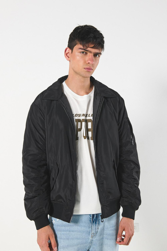 Chaqueta bomber unicolor con cuello trucker y cremallera