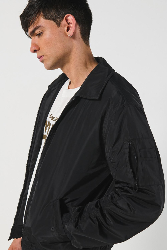 Chaqueta bomber unicolor con cuello trucker y cremallera