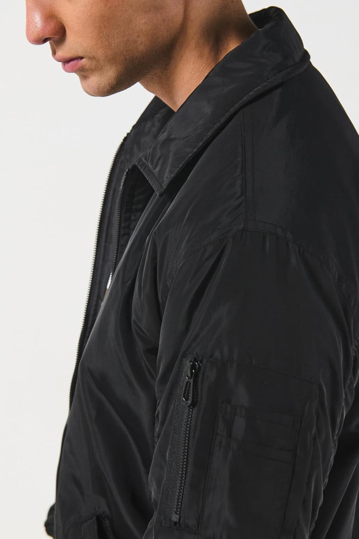 Chaqueta bomber unicolor con cuello trucker y cremallera