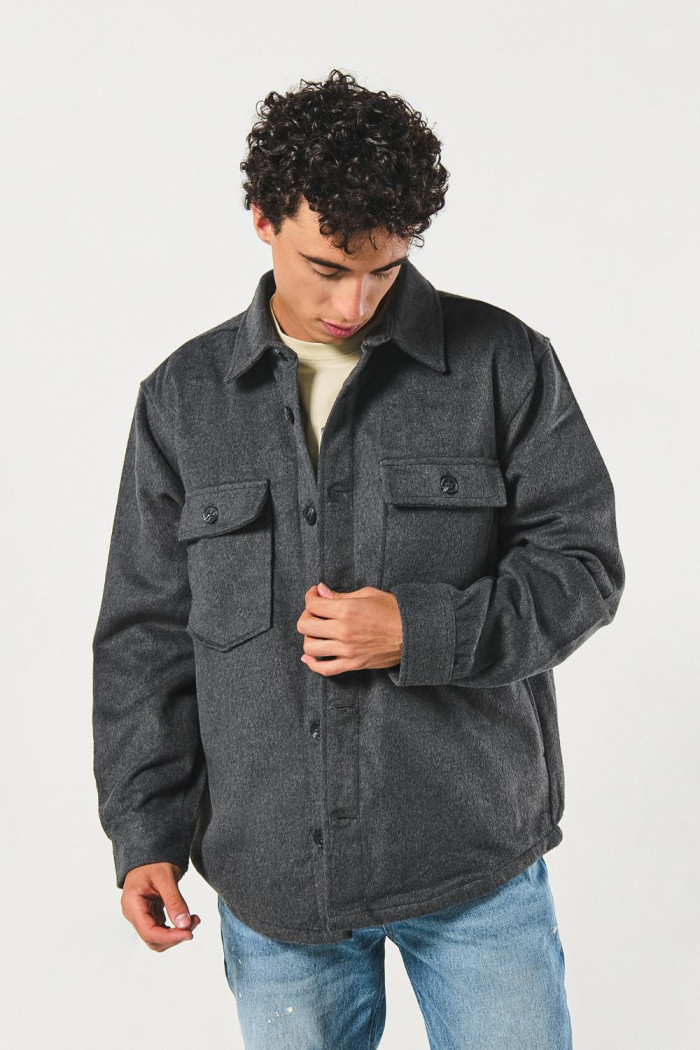 Sobrecamisa unicolor en paño con cuello trucker y bolsillos