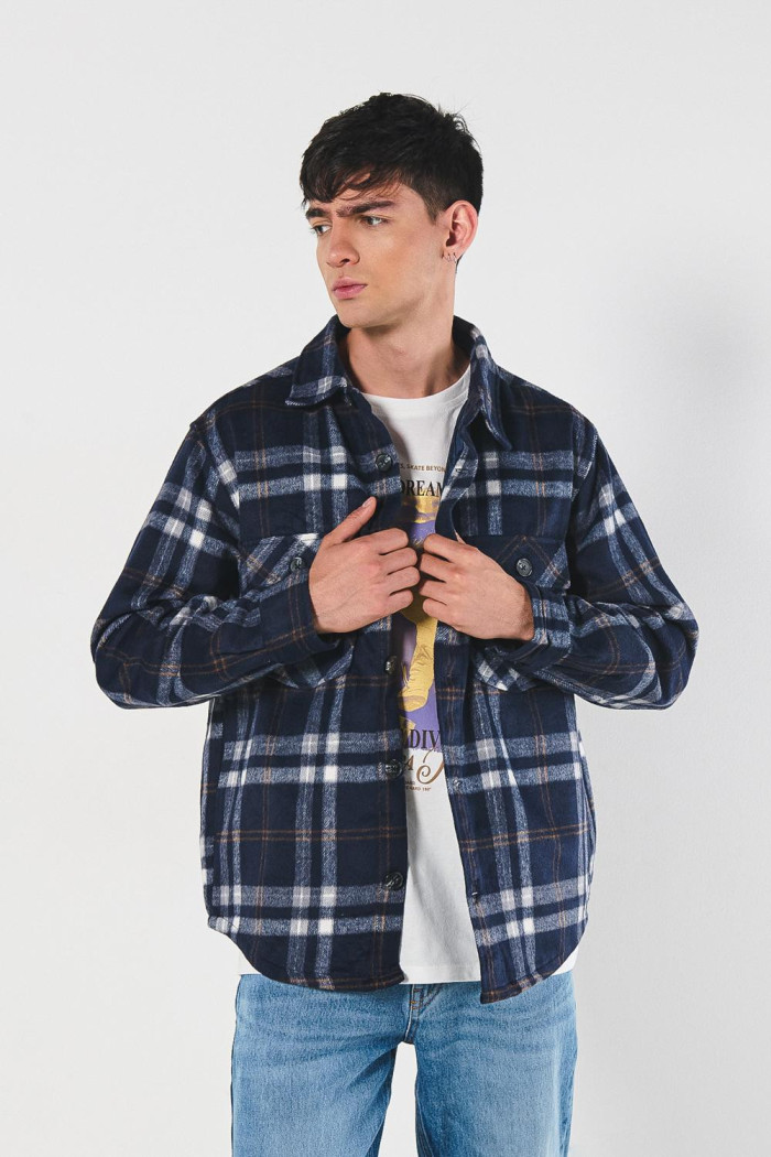 Sobrecamisa unicolor en paño con cuello trucker y bolsillos