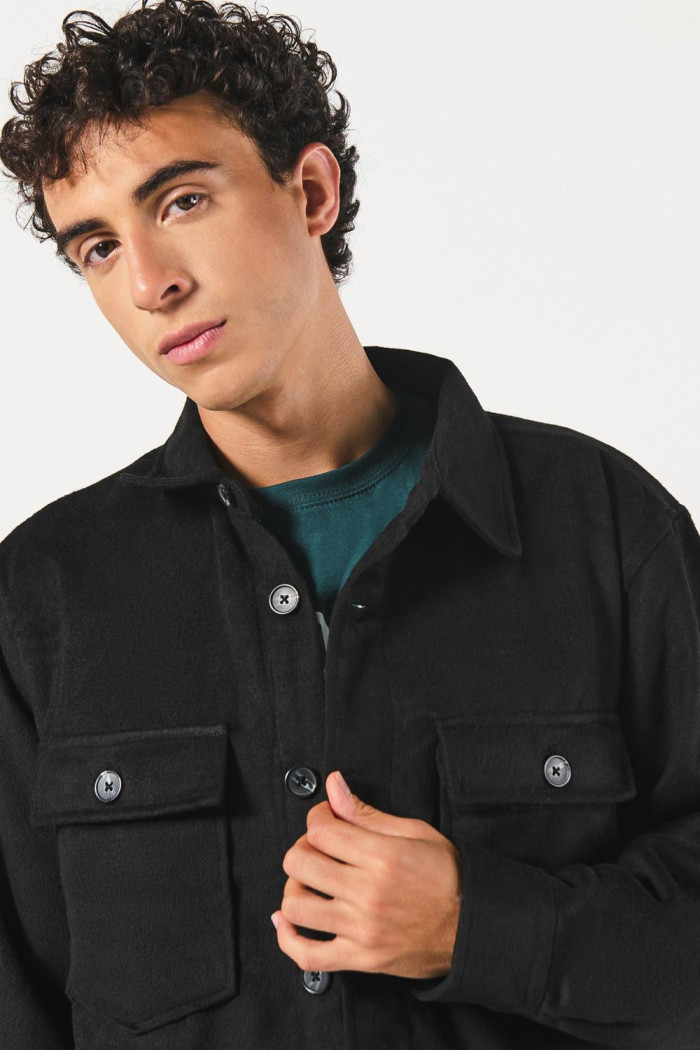 Sobrecamisa unicolor en paño con cuello trucker y bolsillos