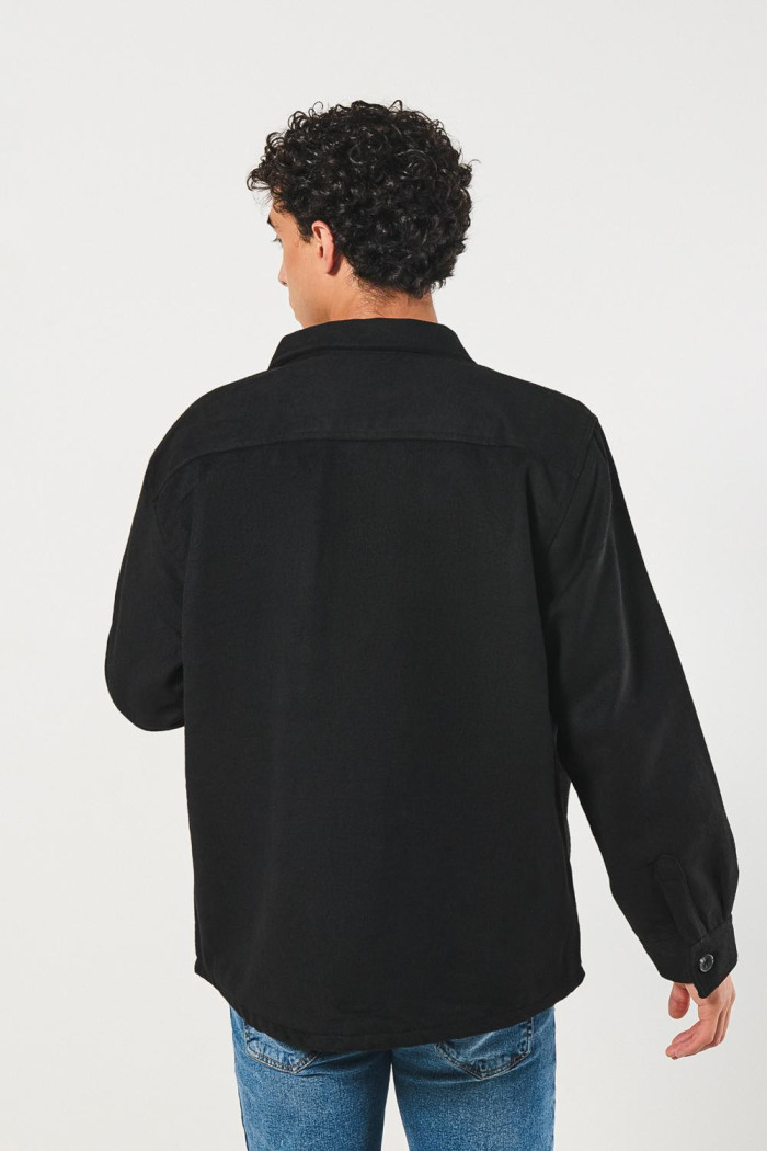 Sobrecamisa unicolor en paño con cuello trucker y bolsillos