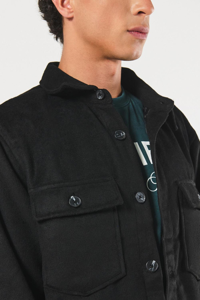 Sobrecamisa unicolor en paño con cuello trucker y bolsillos