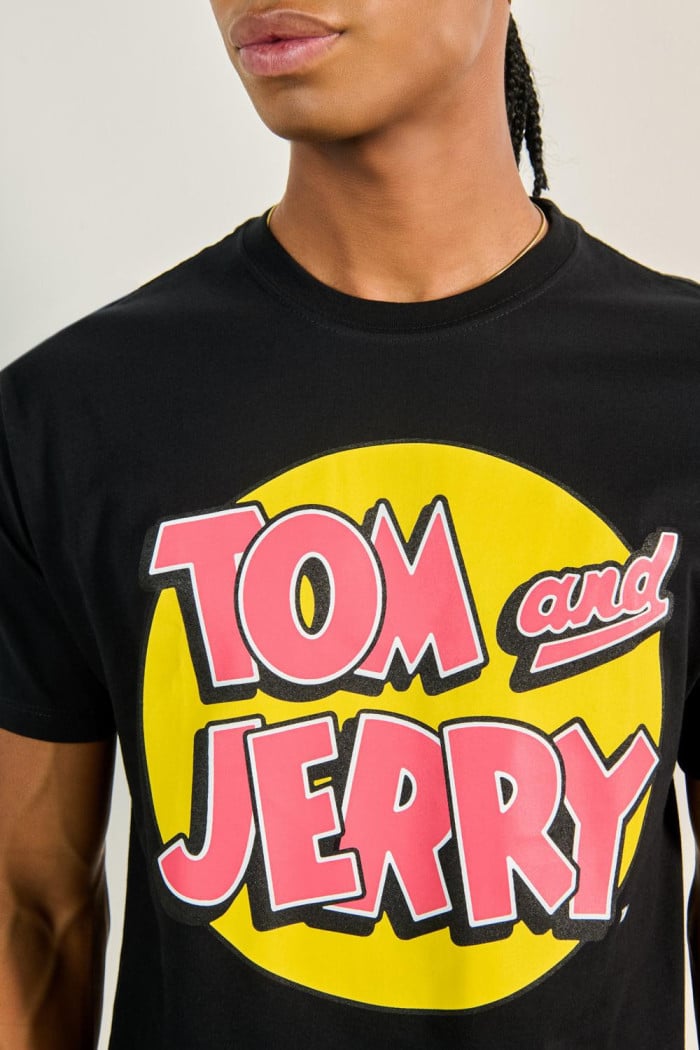 Camiseta negra con cuello redondo y diseño de Tom y Jerry
