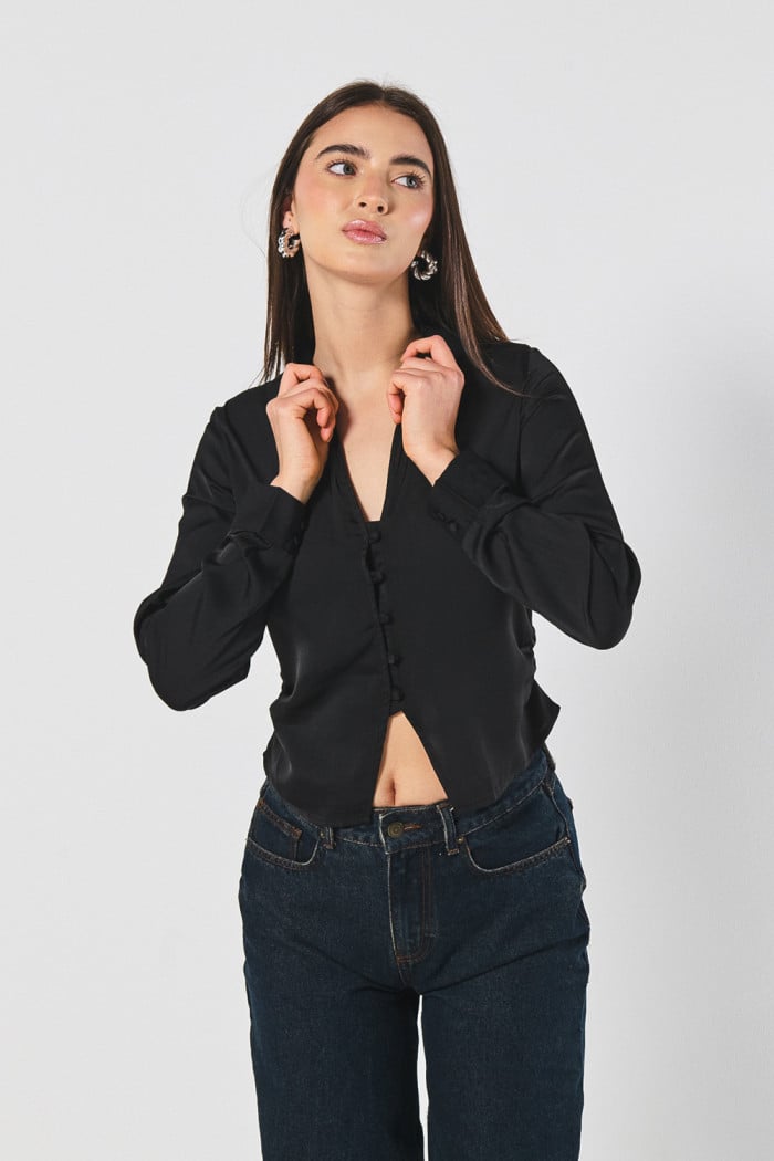 Blusa en satín unicolor con manga larga y cuello camisero