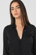 Blusa en satín unicolor con manga larga y cuello camisero