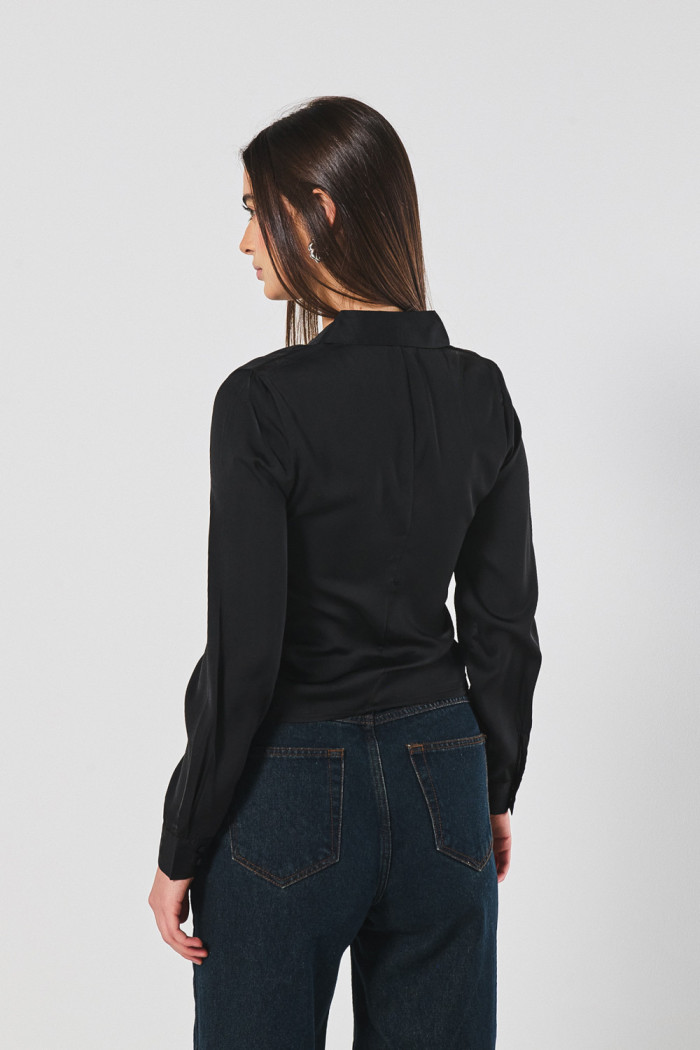Blusa en satín unicolor con manga larga y cuello camisero