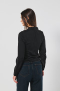 Blusa en satín unicolor con manga larga y cuello camisero