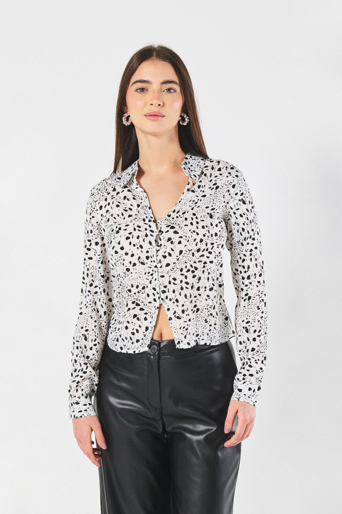 Blusa negra en satín con diseños y manga larga