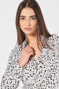 Blusa negra en satín con diseños y manga larga
