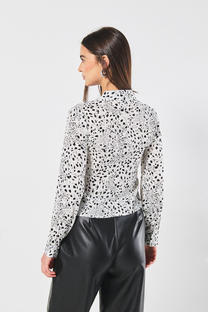 Blusa negra en satín con diseños y manga larga