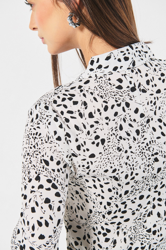 Blusa negra en satín con diseños y manga larga