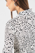 Blusa negra en satín con diseños y manga larga