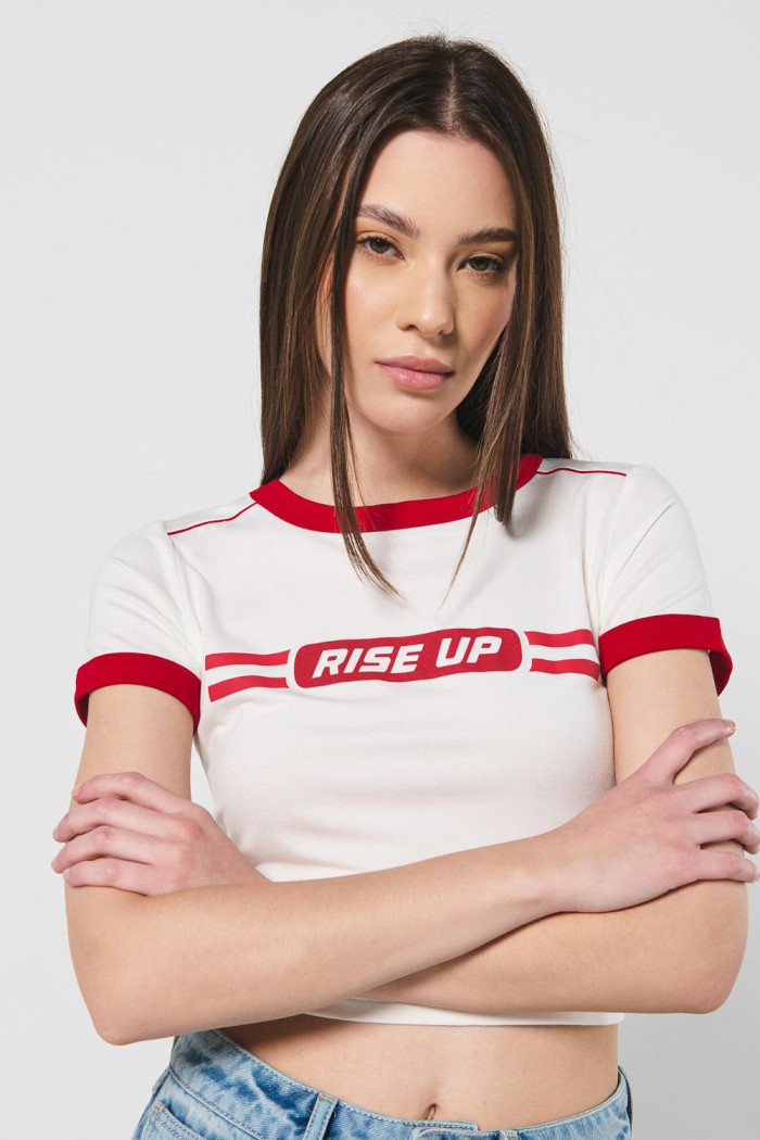 Camiseta crop top crema clara estampada con contrastes