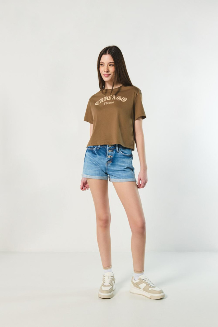 Camiseta café crop top con texto college de Chicago