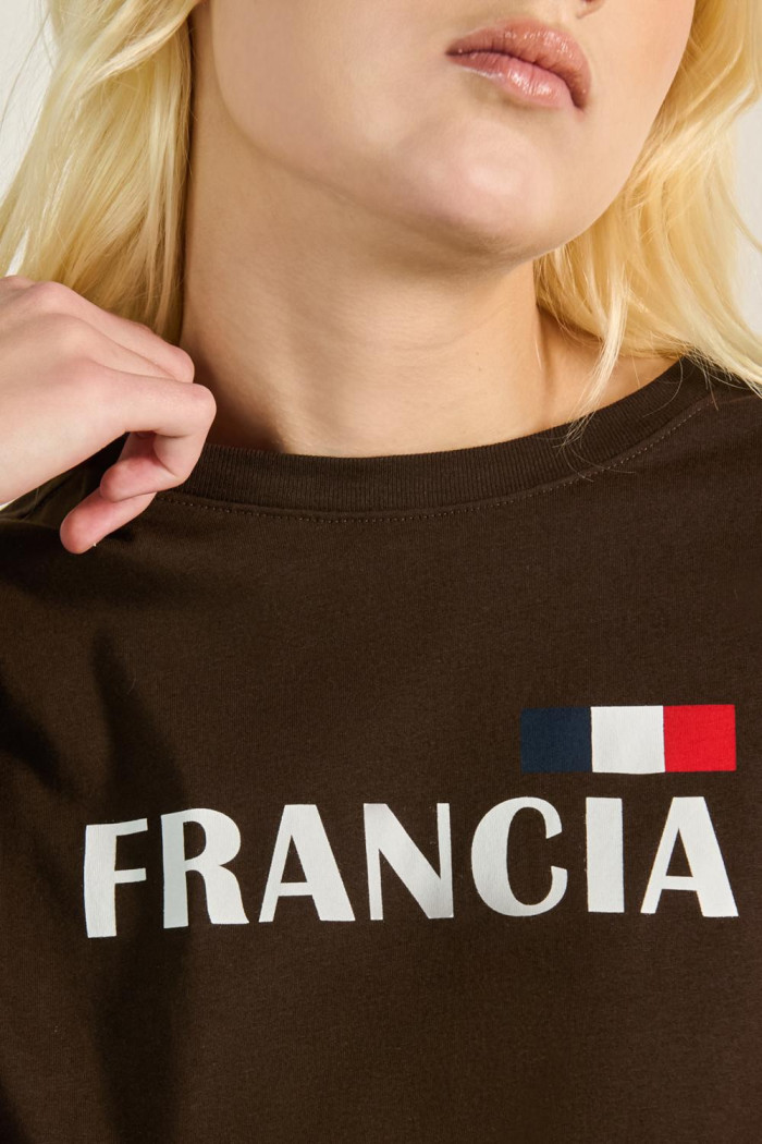 Camiseta crop top café oscura oversize con diseño college
