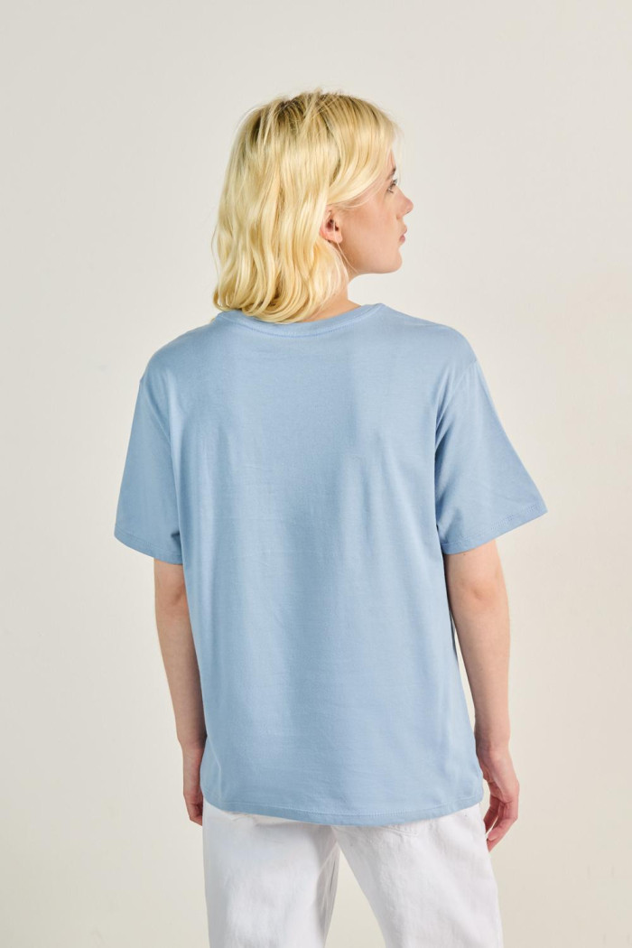 Camiseta azul clara con diseño college y manga corta