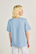 Camiseta azul clara con diseño college y manga corta