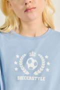 Camiseta azul clara con diseño college y manga corta