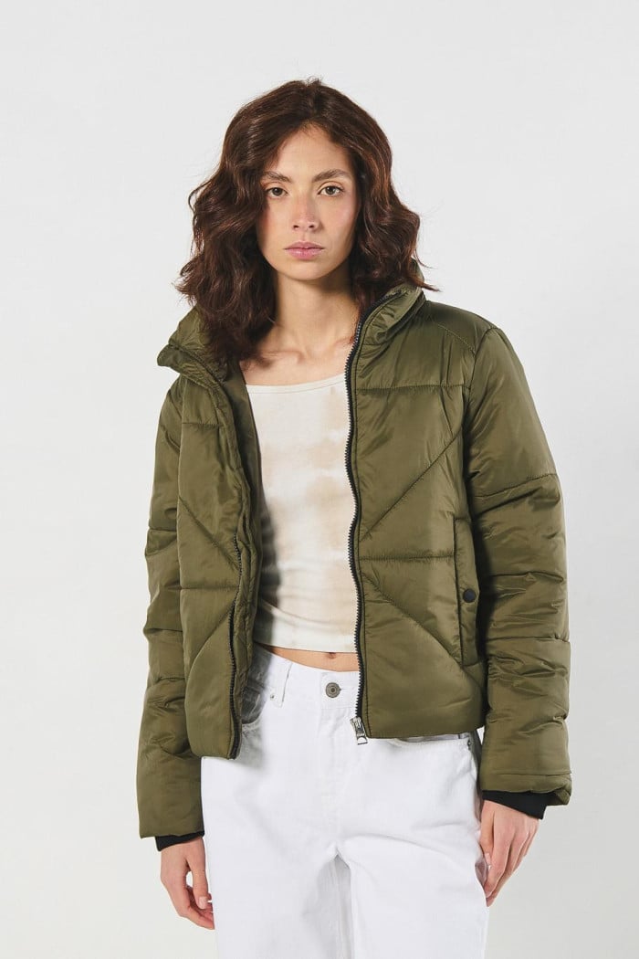 Chaqueta unicolor cuello alto acolchada con bolsillos